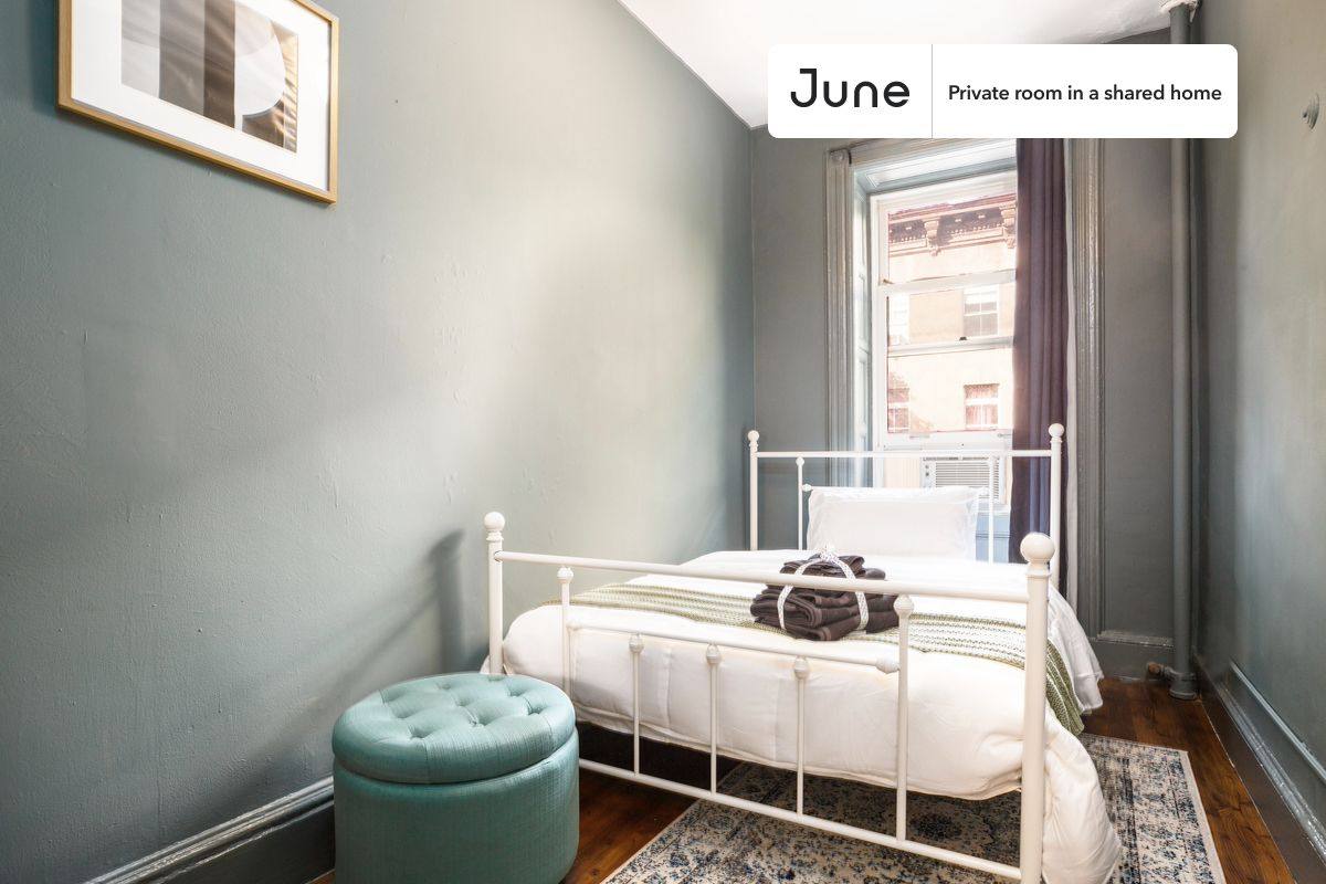 Apartment for rent at 336 W 47th St, New York, NY 10036