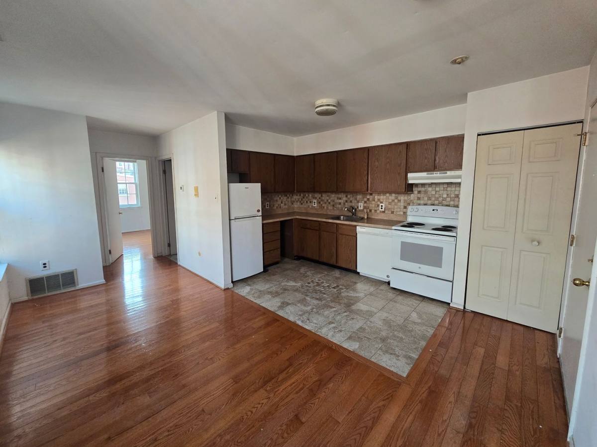 House for rent at 912 Spruce St, Philadelphia, PA 19107