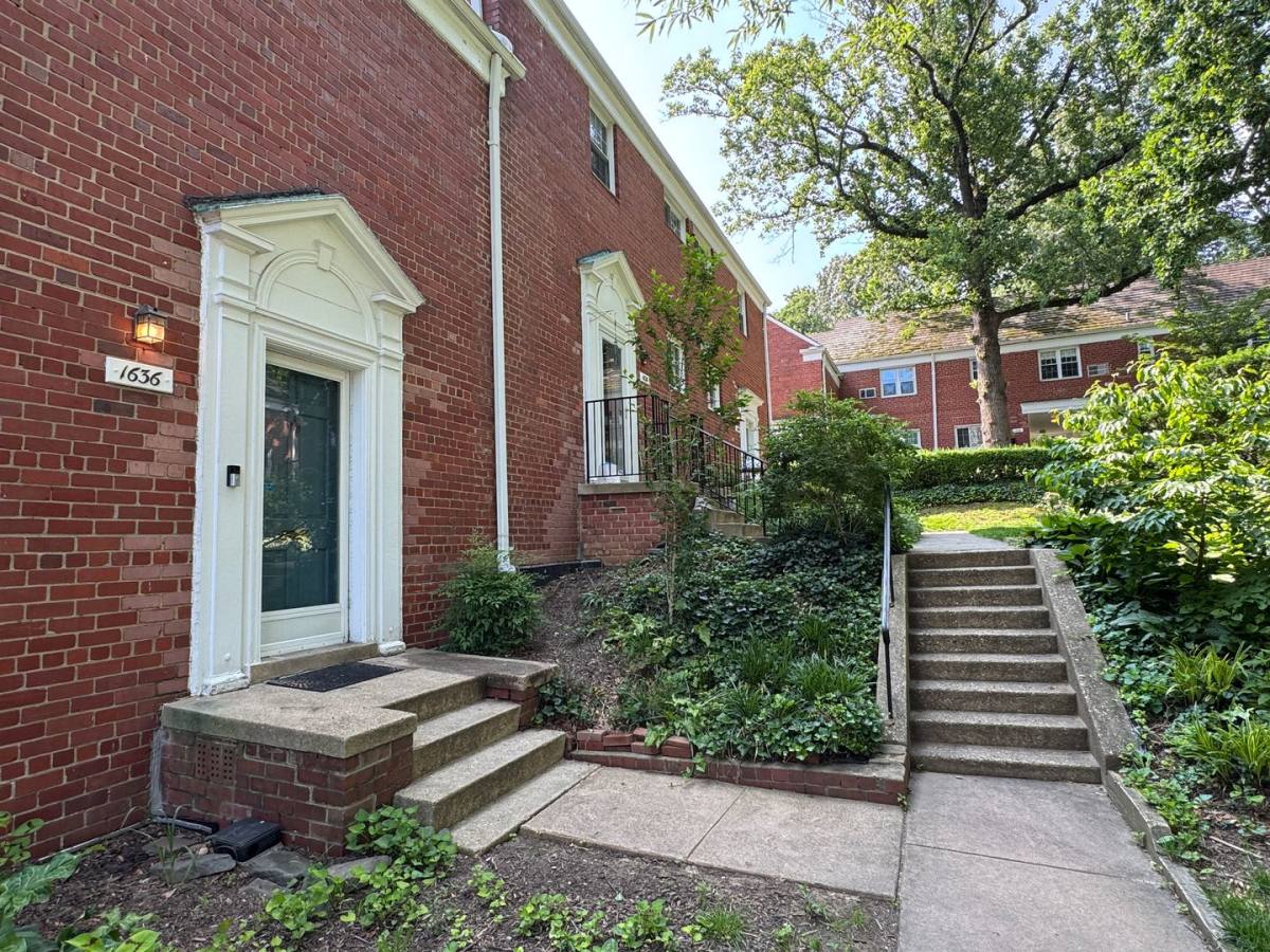Townhouse for rent at 1636 Preston Rd, Alexandria, VA 22302