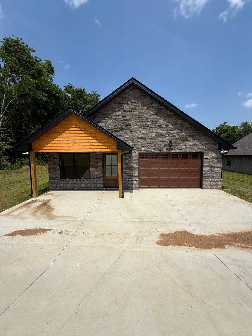 House for rent at 112 Hooper Dr, Charlotte, TN 37036