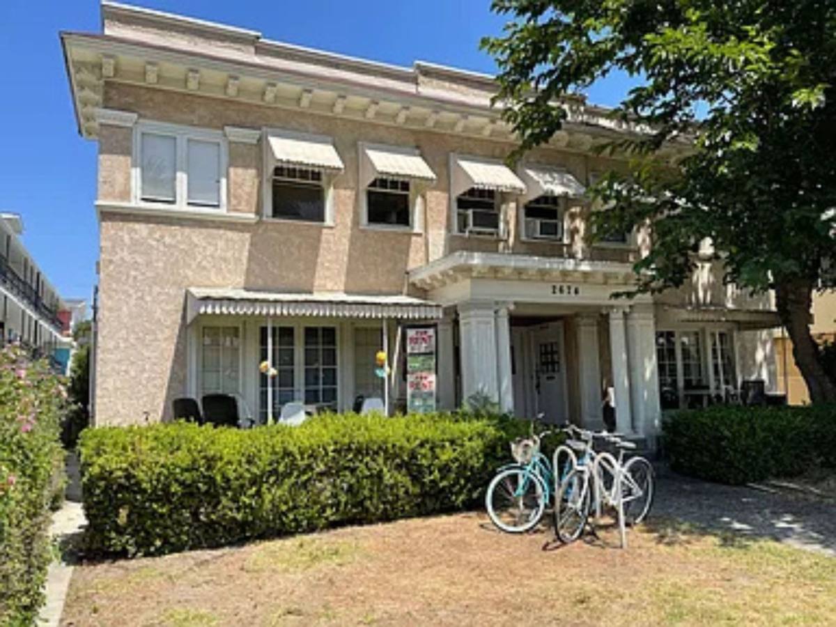Apartment for rent at 2674 Ellendale Place, Los Angeles, CA 90007
