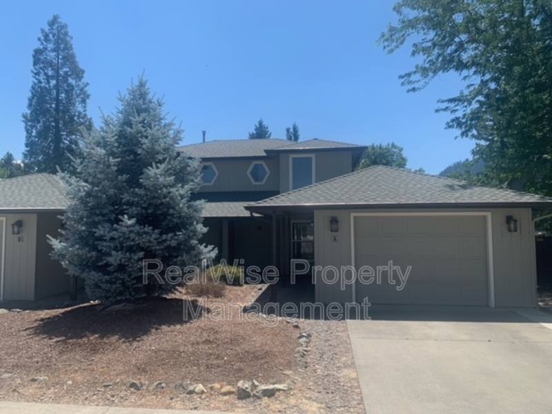 Townhouse for rent at 210 3rd St #A, Rogue River, OR 97537