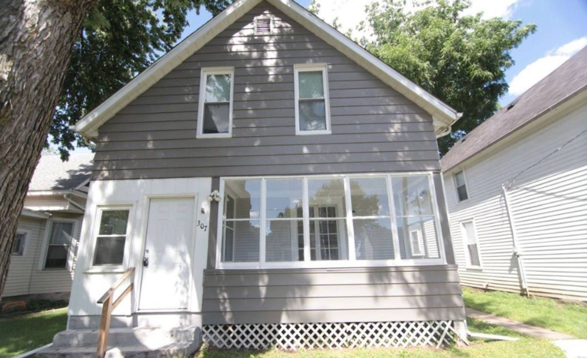 House for rent at 307 S Lincoln Ave, Davenport, IA 52802