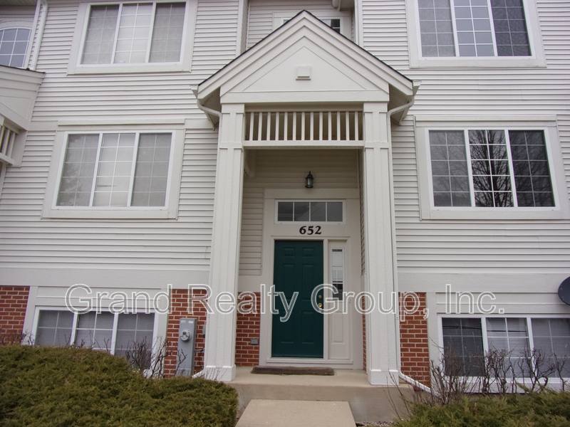 Townhouse for rent at 652 S Rosehall Lane Muasher, Round Lake, IL 60073