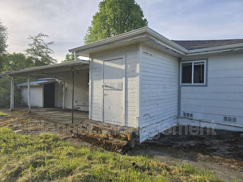 House for rent at 2250 Austin Rd, Roseburg, OR 97471