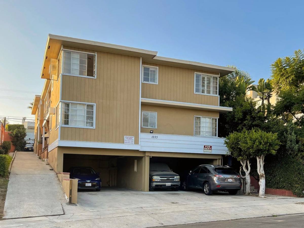 Apartment for rent at 1223-27 1 2 So Dunsmuir Ave, Los Angeles, CA 90036
