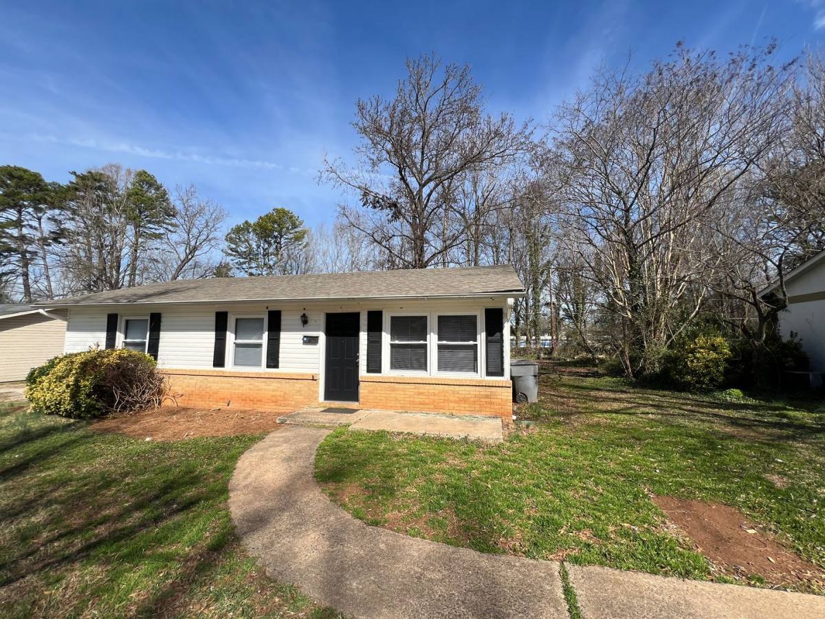 House for rent at 4322 Pebblebrook Dr, Charlotte, NC 28208