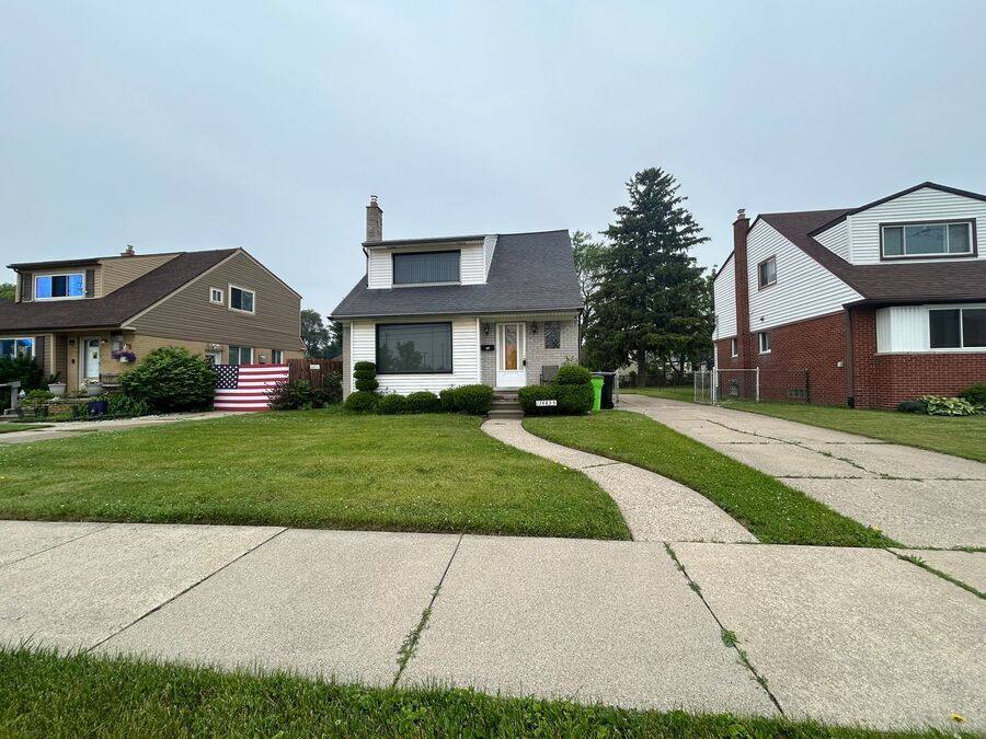 Apartment for rent at 17483 Allen St #1, Roseville, MI 48066