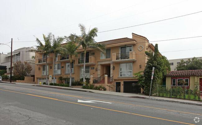 Apartment for rent at 1000 N Doheny Dr #103, West Hollywood, CA 90069
