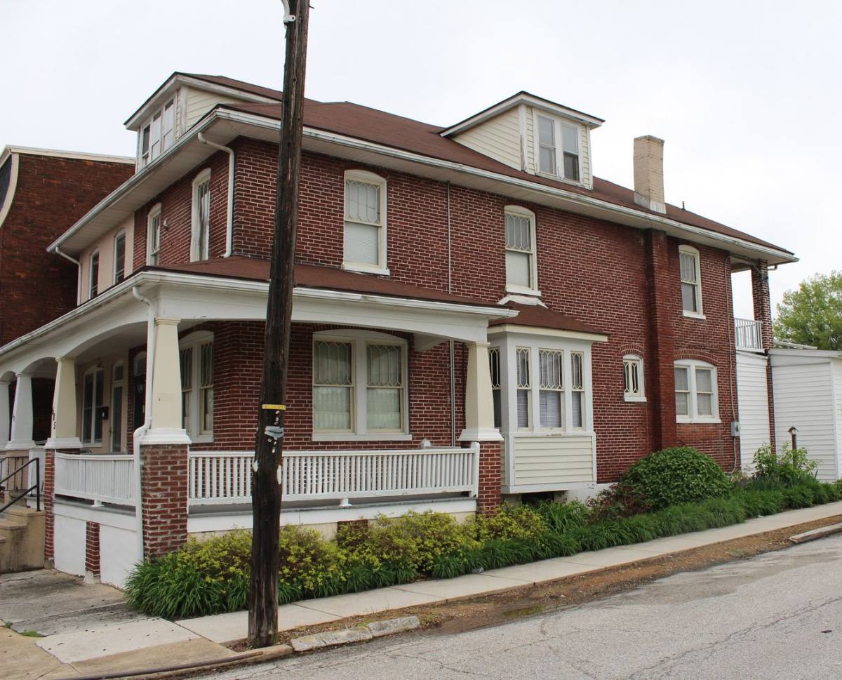 House for rent at 685 E Chestnut St, York, PA 17403