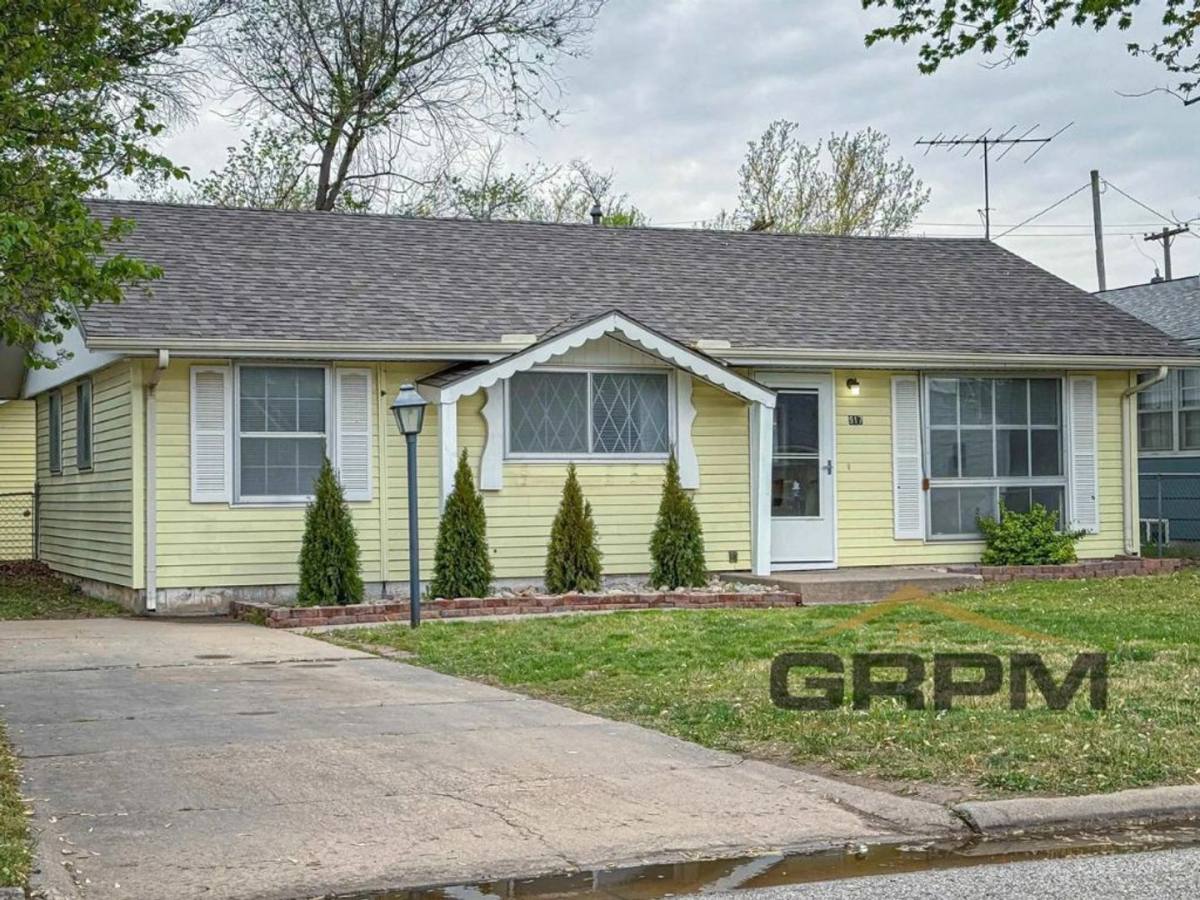 House for rent at 917 College Lane, Hutchinson, KS 67501