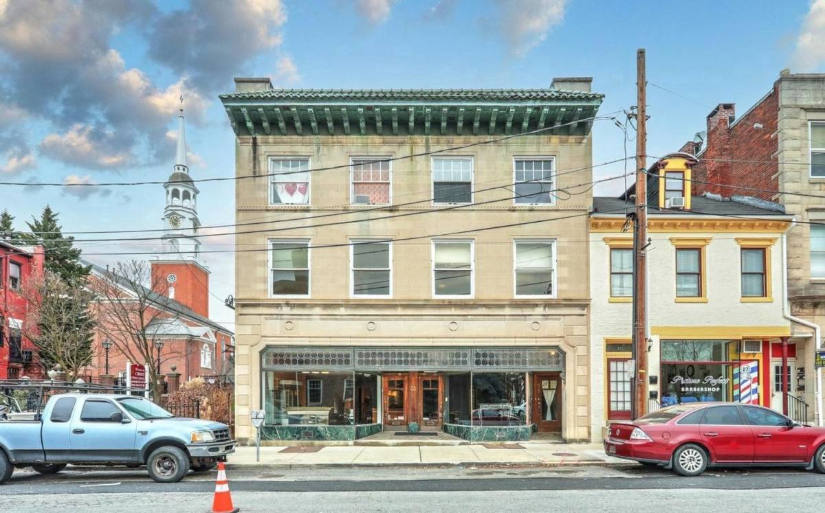 Apartment for rent at 23-25 E King St, York, PA 17401