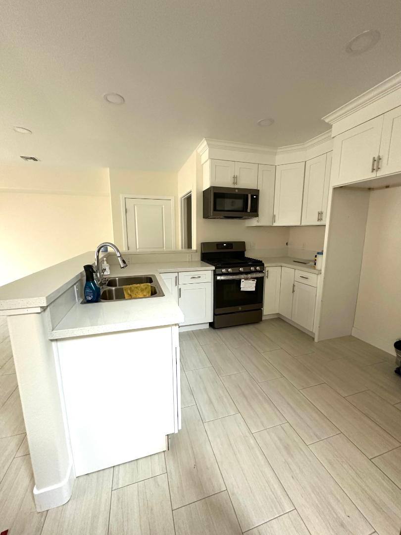 Townhouse for rent at 1094 Lime Ave, Long Beach, CA 90813