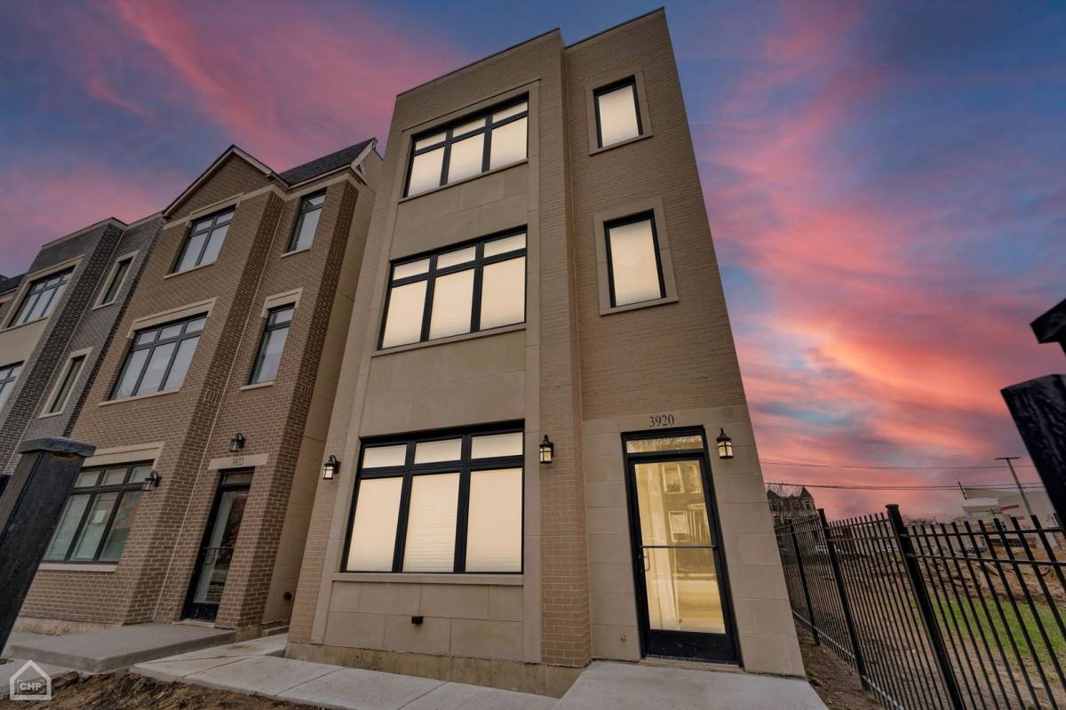 Apartment for rent at 4022 S Calumet Ave, Chicago, IL 60653