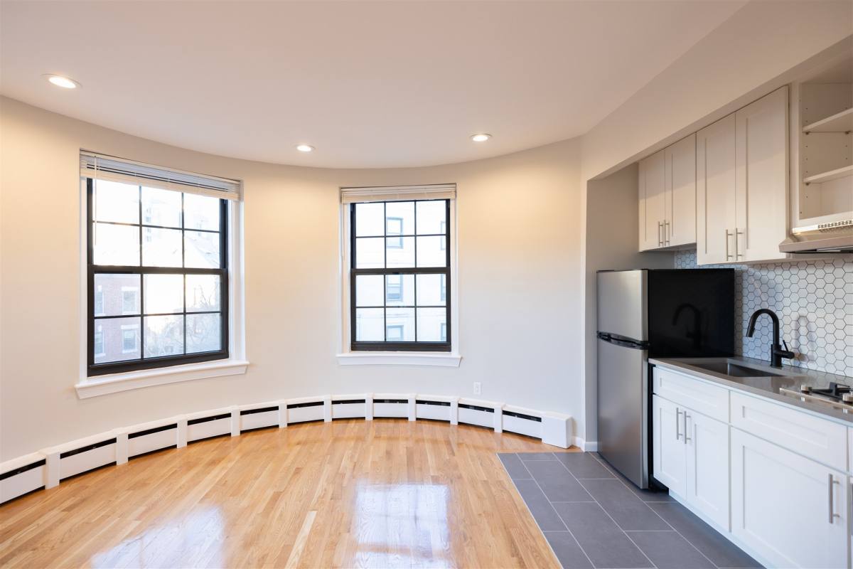Apartment for rent at 158-161 Saint Botolph #7F, Boston, MA 02116