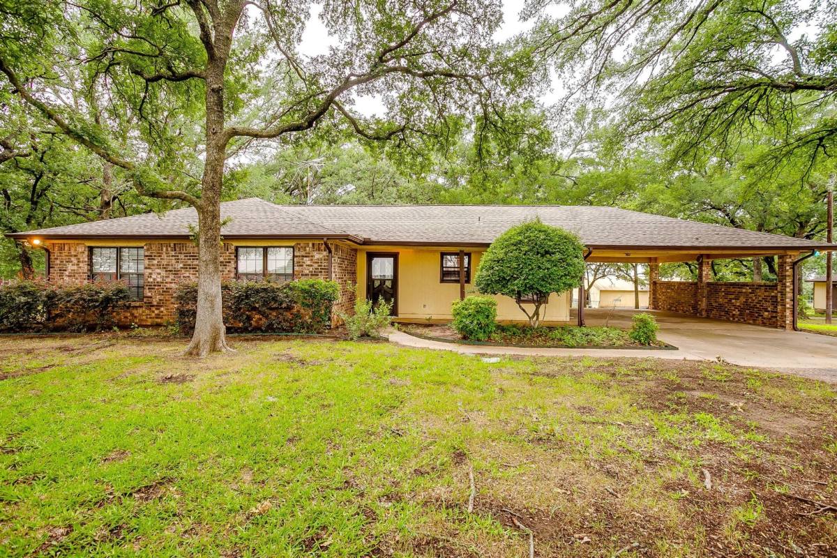 House for rent at 6501 County Rd 803 #6501 Cr, Burleson, TX 76028