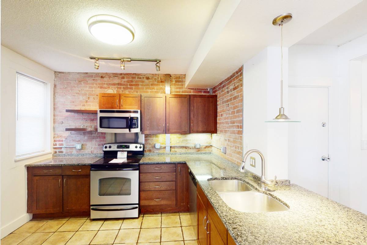 Apartment for rent at Raleigh Arms, 3346-3350 Gillham Rd, Kansas City, MO 64109