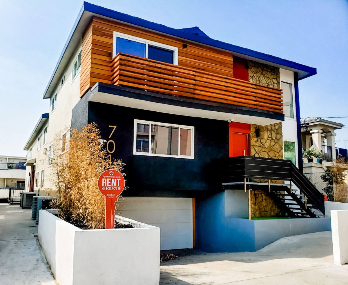 Apartment for rent at 701 N Hill Place, Los Angeles, CA 90012