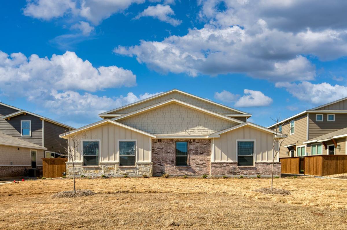 Townhouse for rent at 703 Harvest Moon Dr, Venus, TX 76084