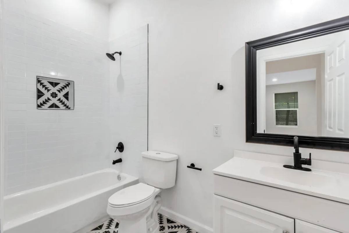 Apartment for rent at 815 W 9th St, Dallas, TX 75208