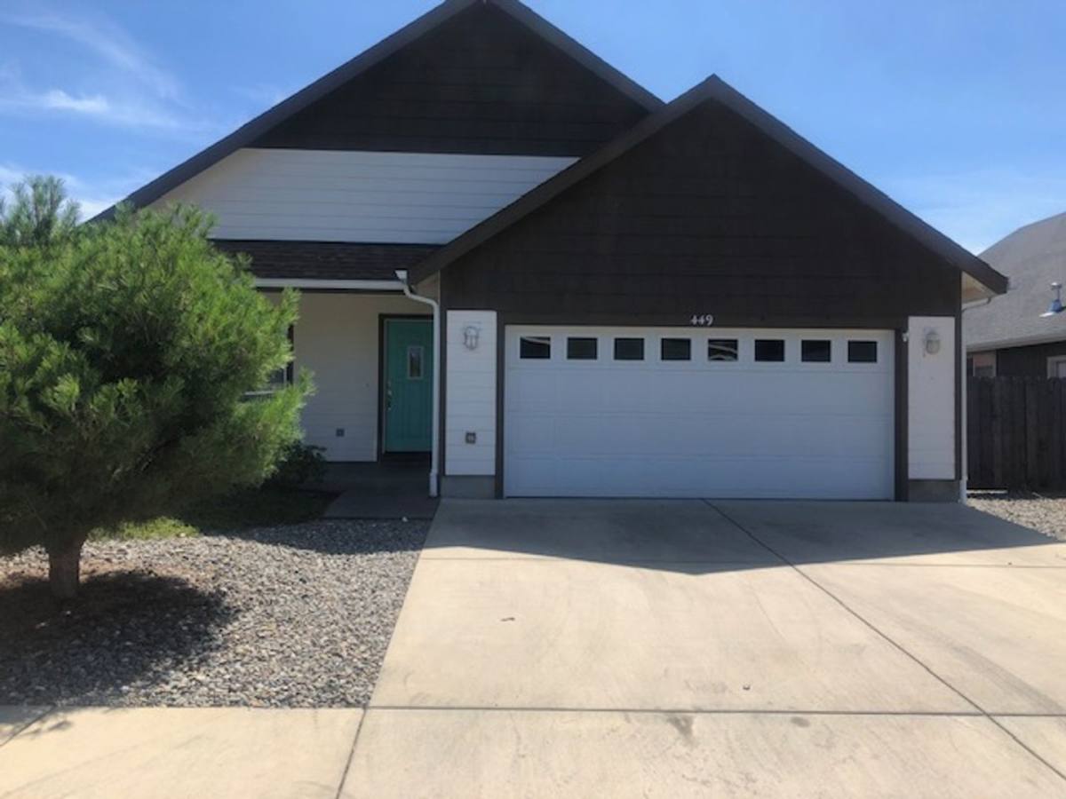 House for rent at 449 SE Cadet Court, Grants Pass, OR 97527