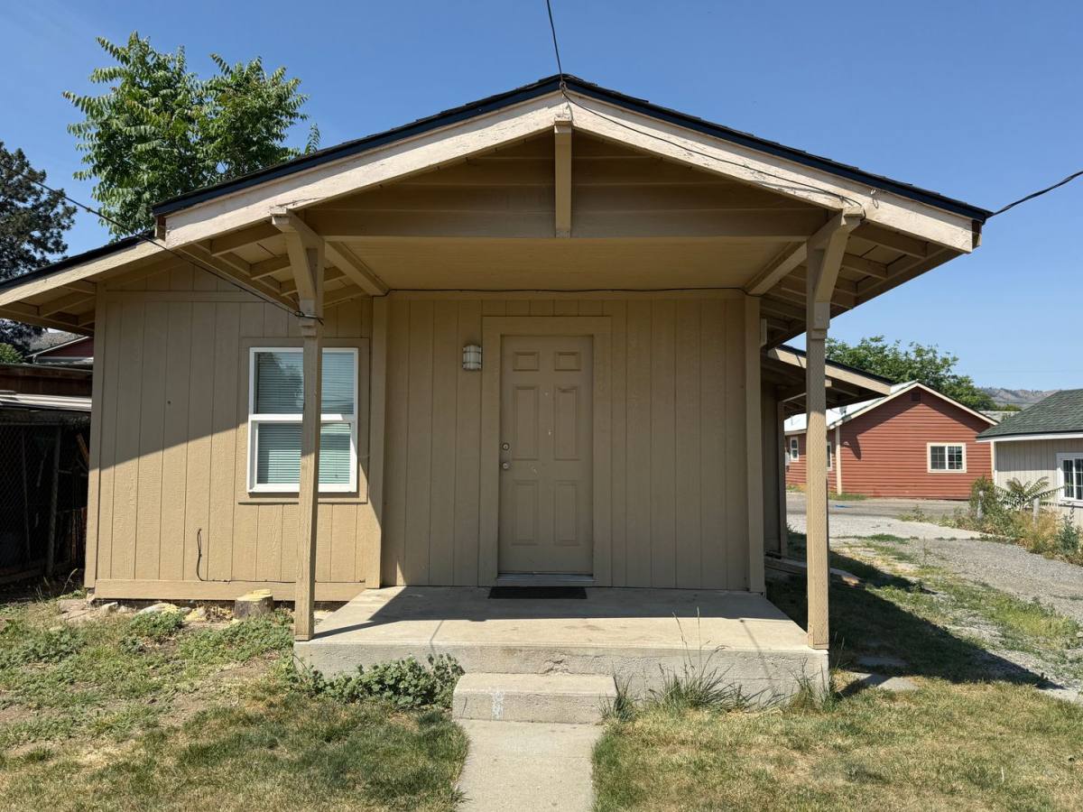 House for rent at 832 1 2 Methow St, Wenatchee, WA 98801