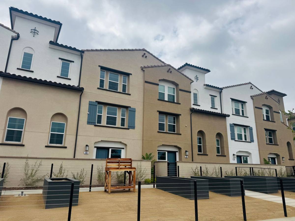 Apartment for rent at 556 Via San Felipe, Camarillo, CA 93012