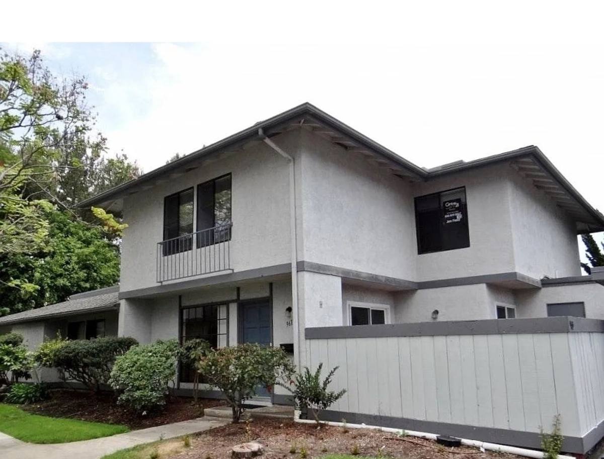 Townhouse for rent at 9615 Caminito Del Feliz, San Diego, CA 92121