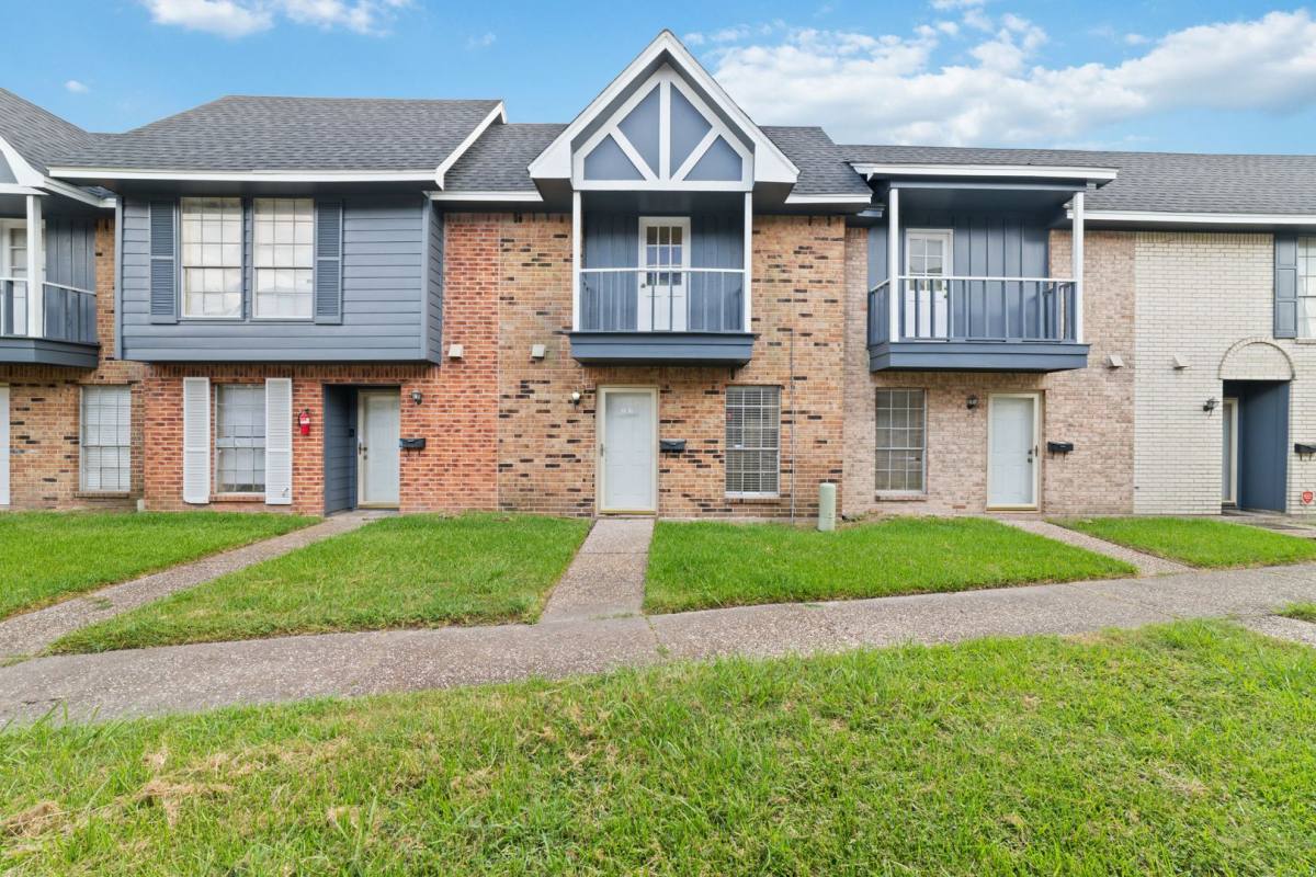 Townhouse for rent at 353 Audrey Lane, Houston, TX 77015