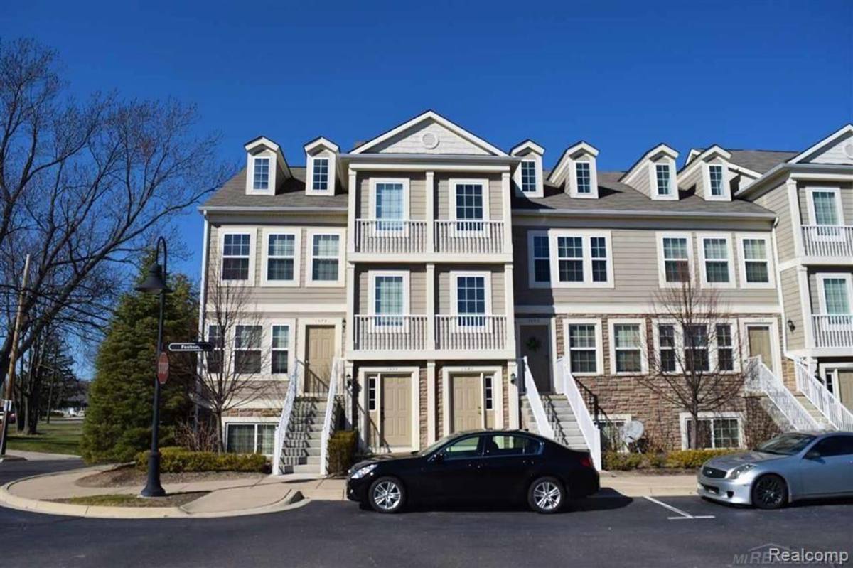Townhouse for rent at 1077 Foxboro, Troy, MI 48083