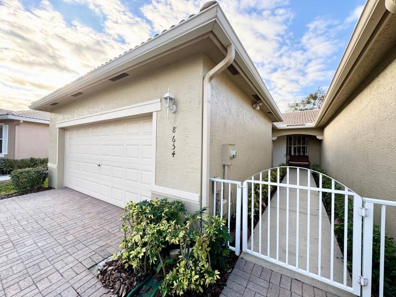 Townhouse for rent at 8654 Lineyard Cay, West Palm Beach, FL 33411