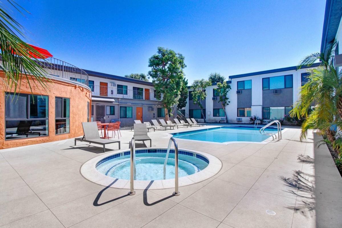 Apartment for rent at 5461 Yarmouth Ave, Encino, CA 91316