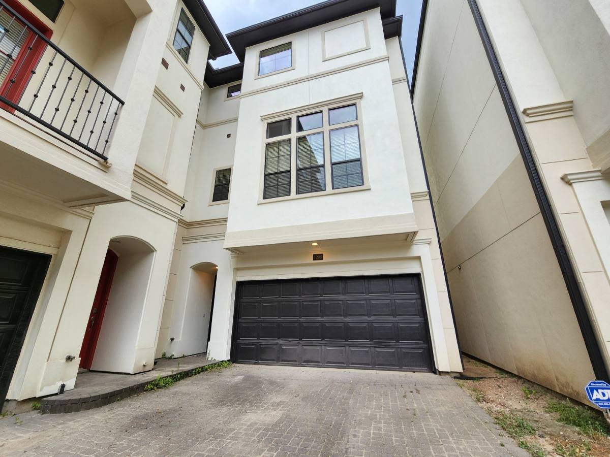 Townhouse for rent at 3205 Center St, Houston, TX 77007