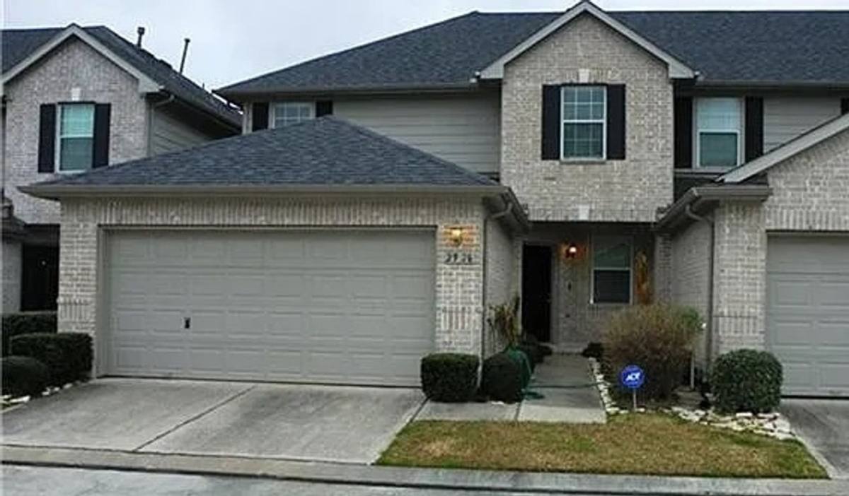 Townhouse for rent at 2926 Meadowglen Crescent, Houston, TX 77082
