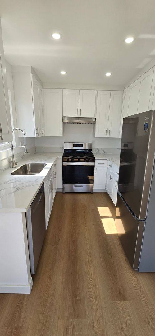 Apartment for rent at 1308 N Poinsettia Place, Los Angeles, CA 90046
