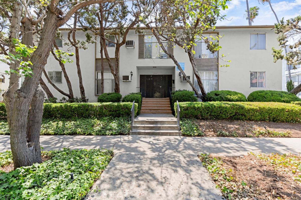 Apartment for rent at 501 S Kingsley Dr, Los Angeles, CA 90020