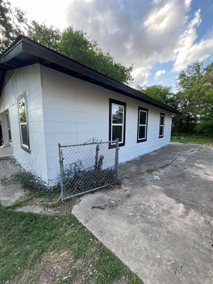 House for rent at 415 W Hutchins Place, San Antonio, TX 78221