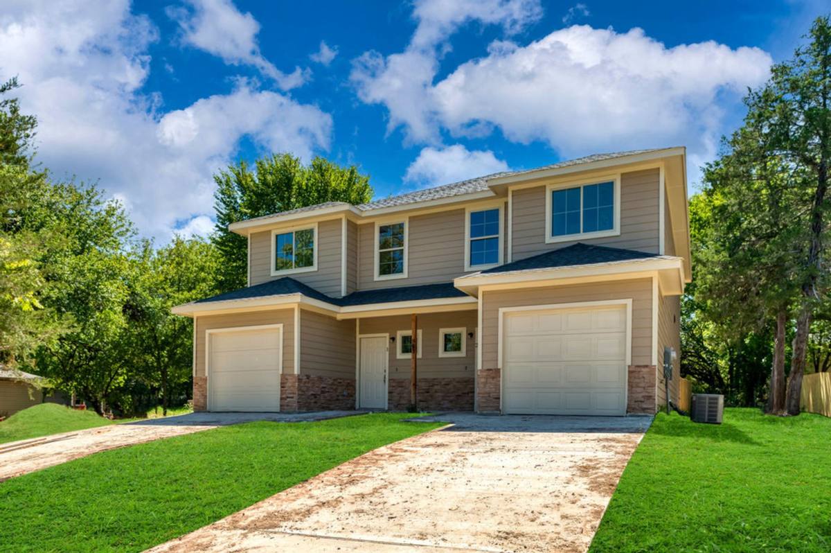 Townhouse for rent at 805 S 6th St, Bonham, TX 75418