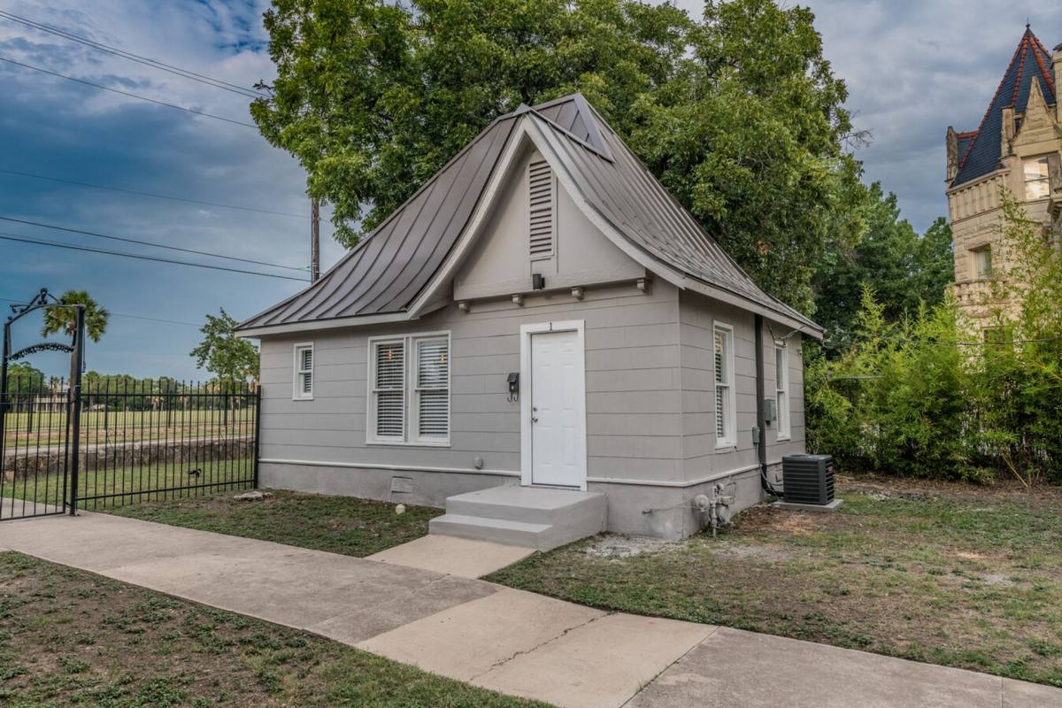 Apartment for rent at 930 E Grayson St, San Antonio, TX 78208