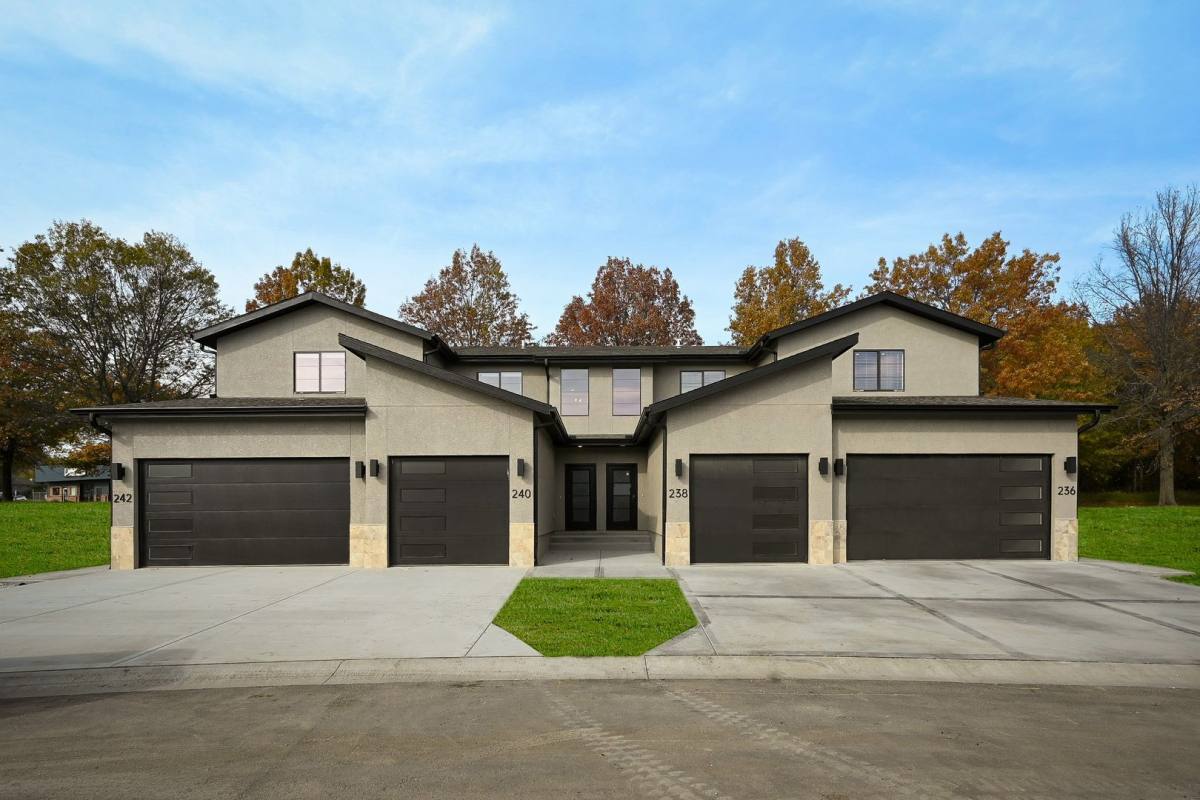 Townhouse for rent at 220 Sumac Rd, Raymore, MO 64083