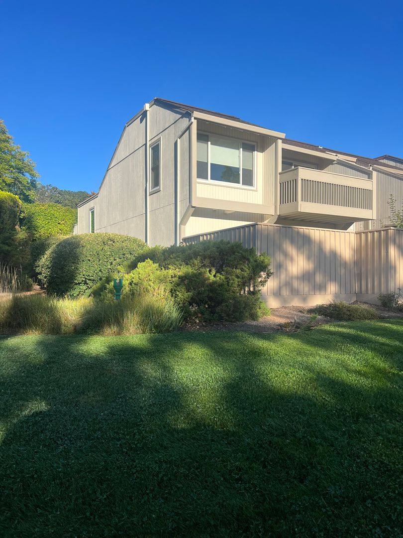 Townhouse for rent at 2070 Knolls Dr, Santa Rosa, CA 95405