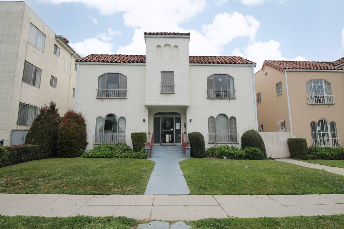 Apartment for rent at 422 N Hayworth Ave, Los Angeles, CA 90048