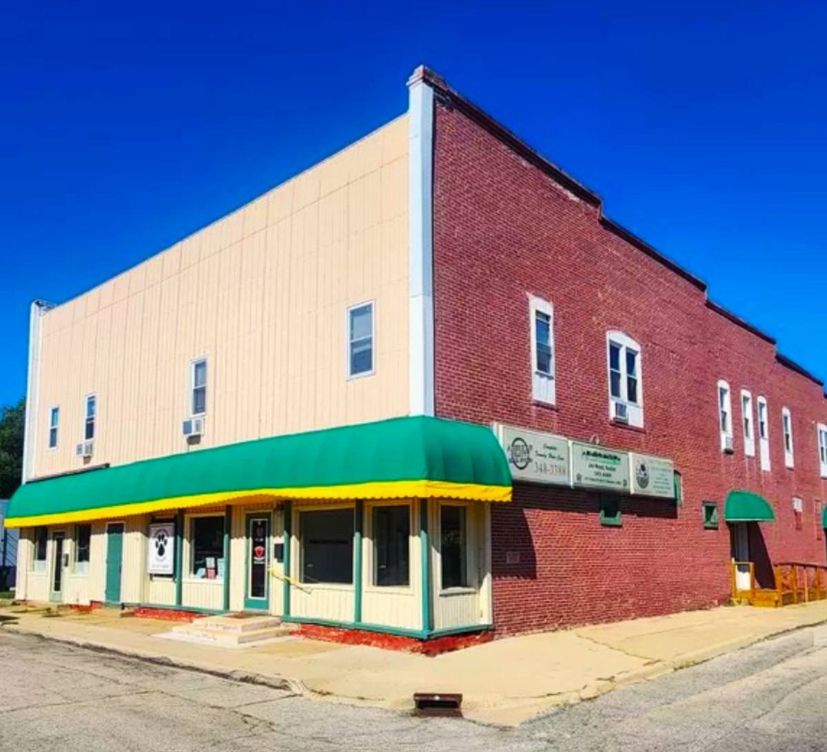 Apartment for rent at 623 Jefferson Ave, Charleston, IL 61920
