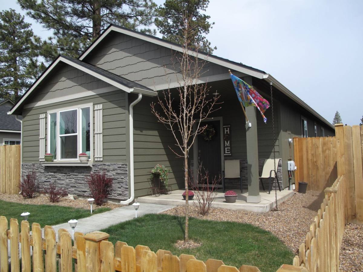 House for rent at 1680 W McKinney Butte Rd, Sisters, OR 97759
