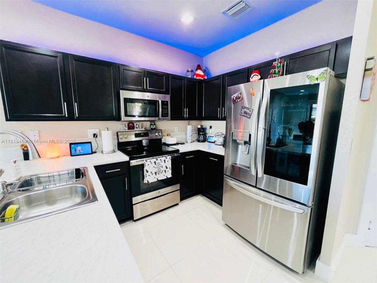 Townhouse for rent at 3351 W 94th Terrace, Hialeah, FL 33018