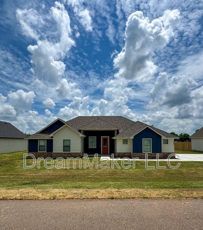 House for rent at 868 Flowers Dr, Washington, OK 73093