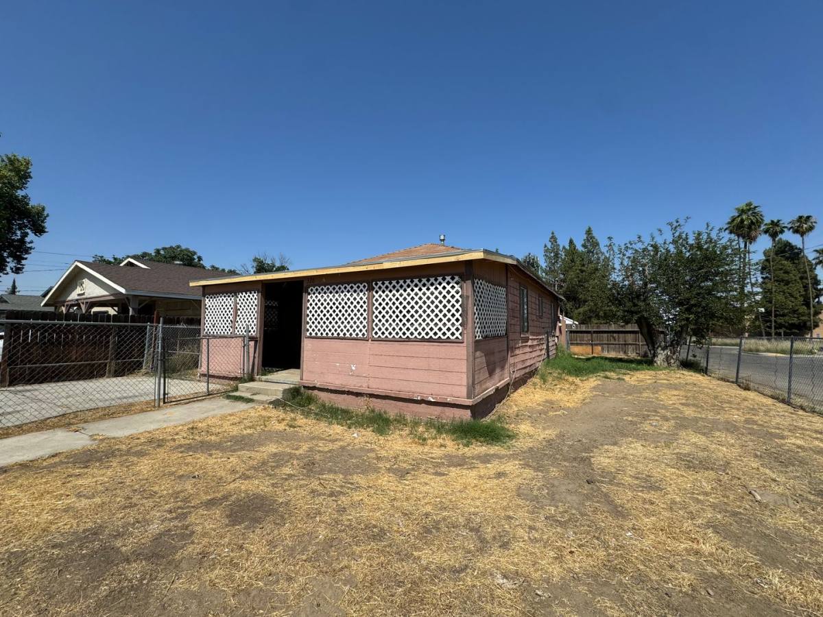 Apartment for rent at 326 May St, Bakersfield, CA 93308