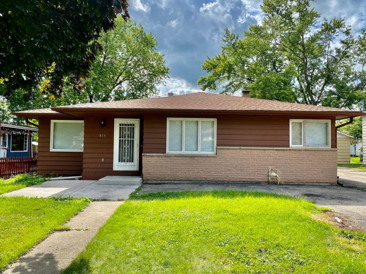Apartment for rent at 815 Charles St, Dekalb, IL 60115