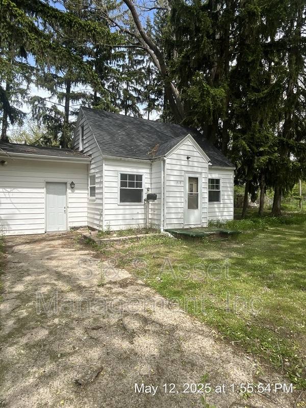 House for rent at 717 Maplehill Ave, Lansing, MI 48910