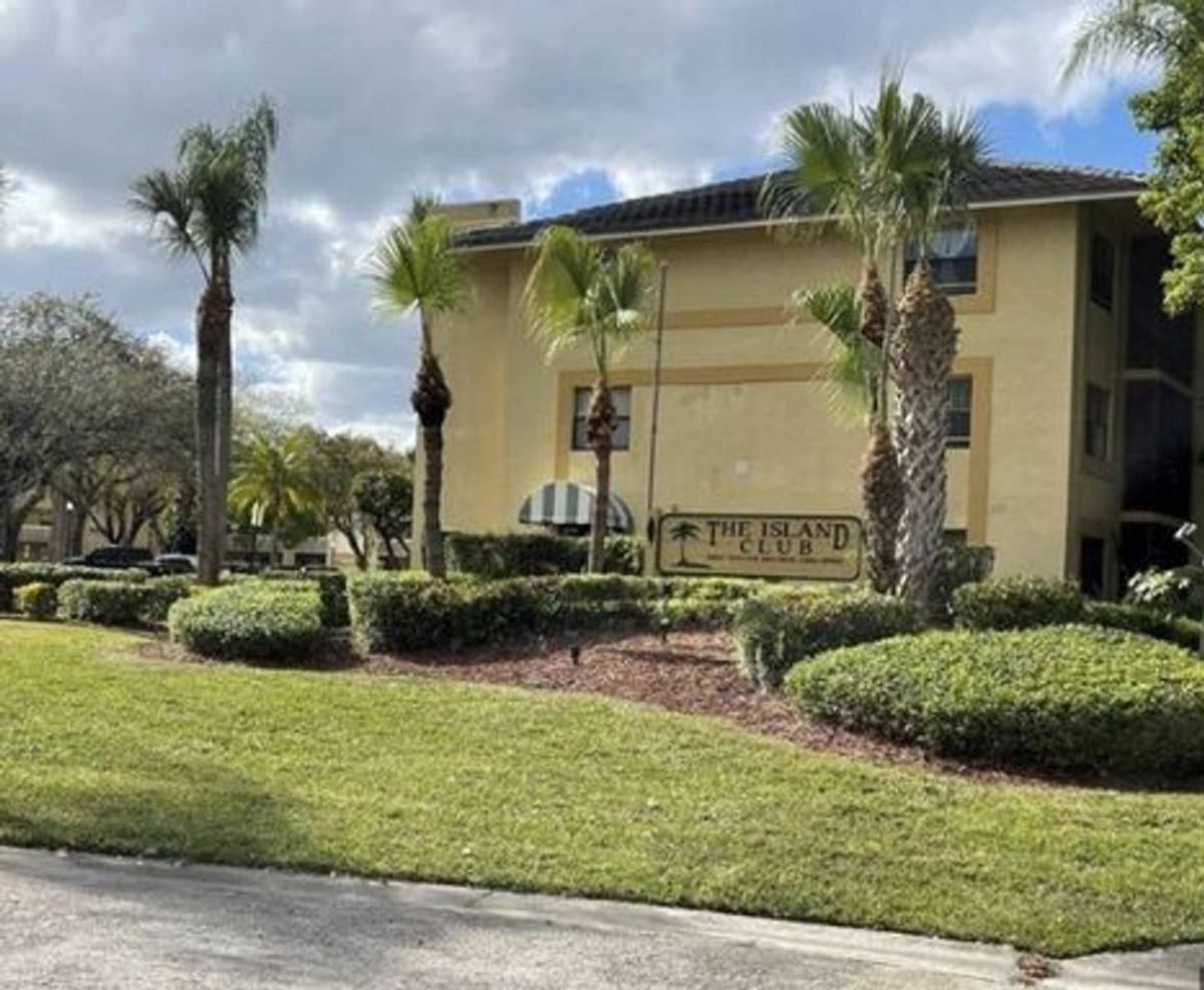 Apartment for rent at 9000 NW 28th Dr, Coral Springs, FL 33065